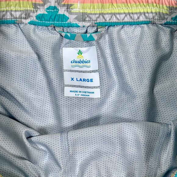 Chubbies En Fuegos Trunks Men's X-Large 5.5" Teal Geometric Swim Beach Shorts - Picture 3 of 7